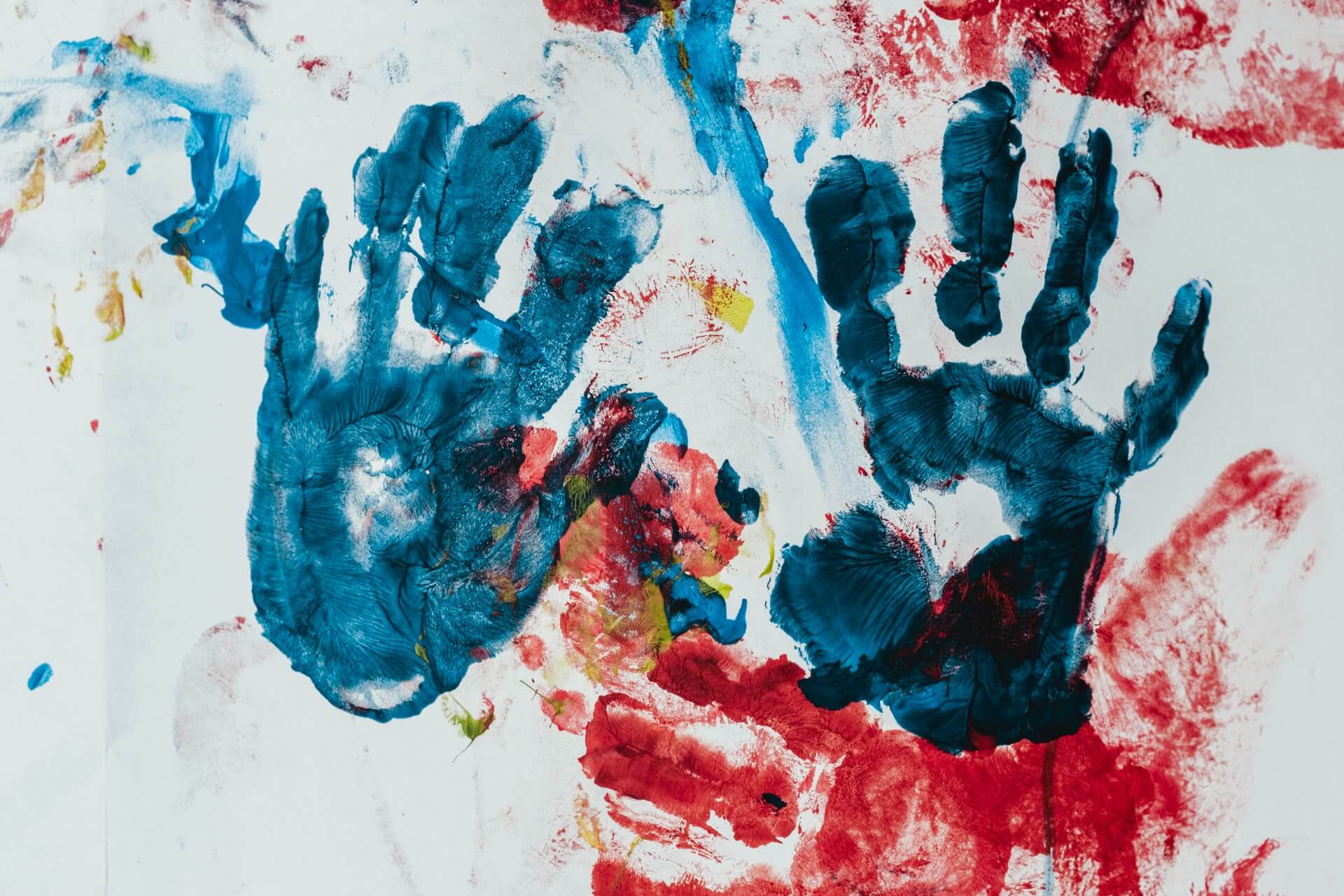 Otisky dětských rukou, fotografie od Bernarda Hermanta.